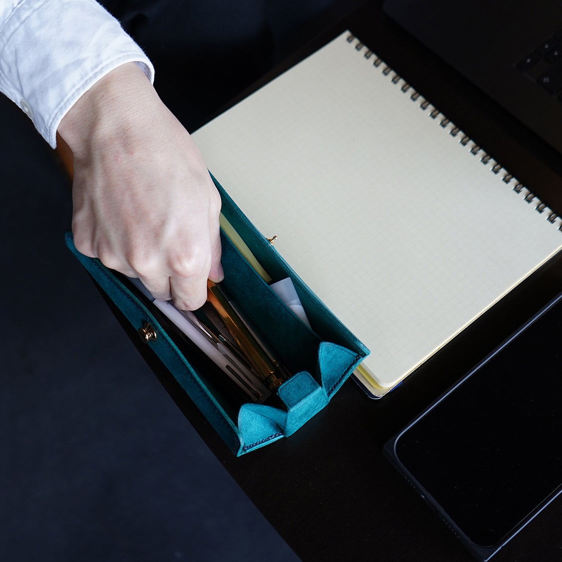 美と機能を極めた、至高のスリムペンケース。置いたまま、片手で簡単に瞬間開閉！『SKITTLE ペンケース』