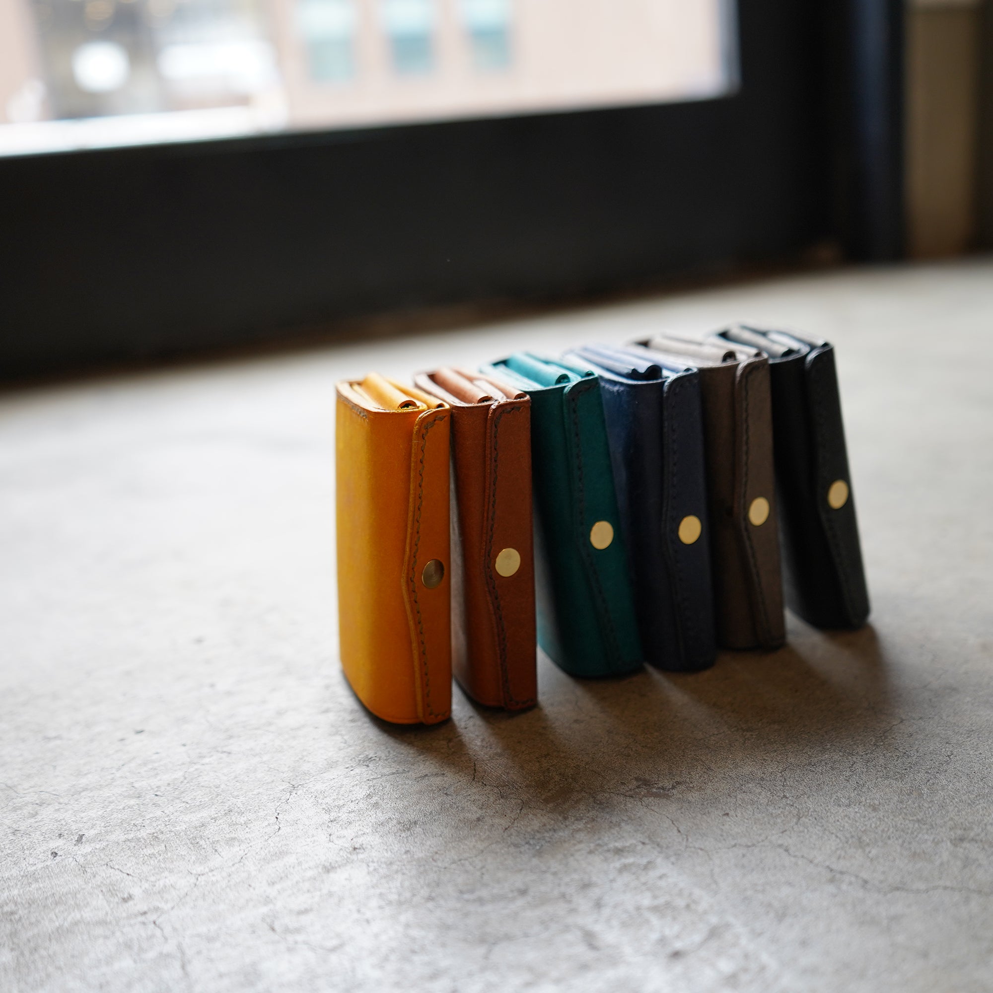 圧倒的な携行性！カードサイズの極小三つ折り財布『timik ティミック』