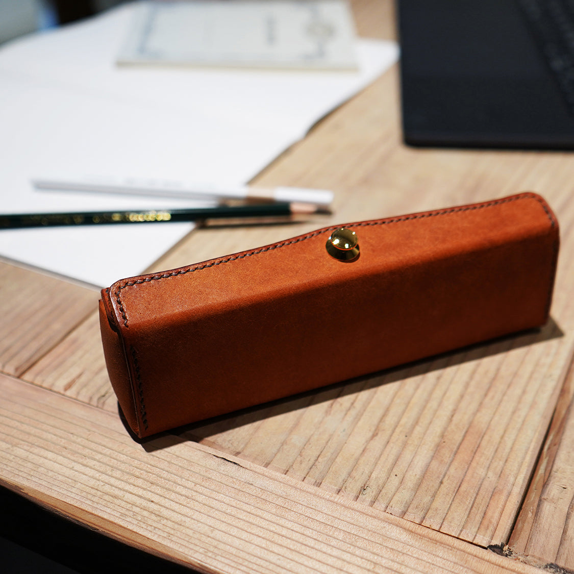 美と機能を極めた、至高のスリムペンケース。置いたまま、片手で簡単に瞬間開閉！『SKITTLE ペンケース』