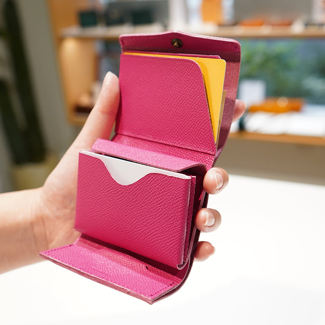 旅先でも、軽やかに。カードサイズの極小三つ折り財布『timik airyティ