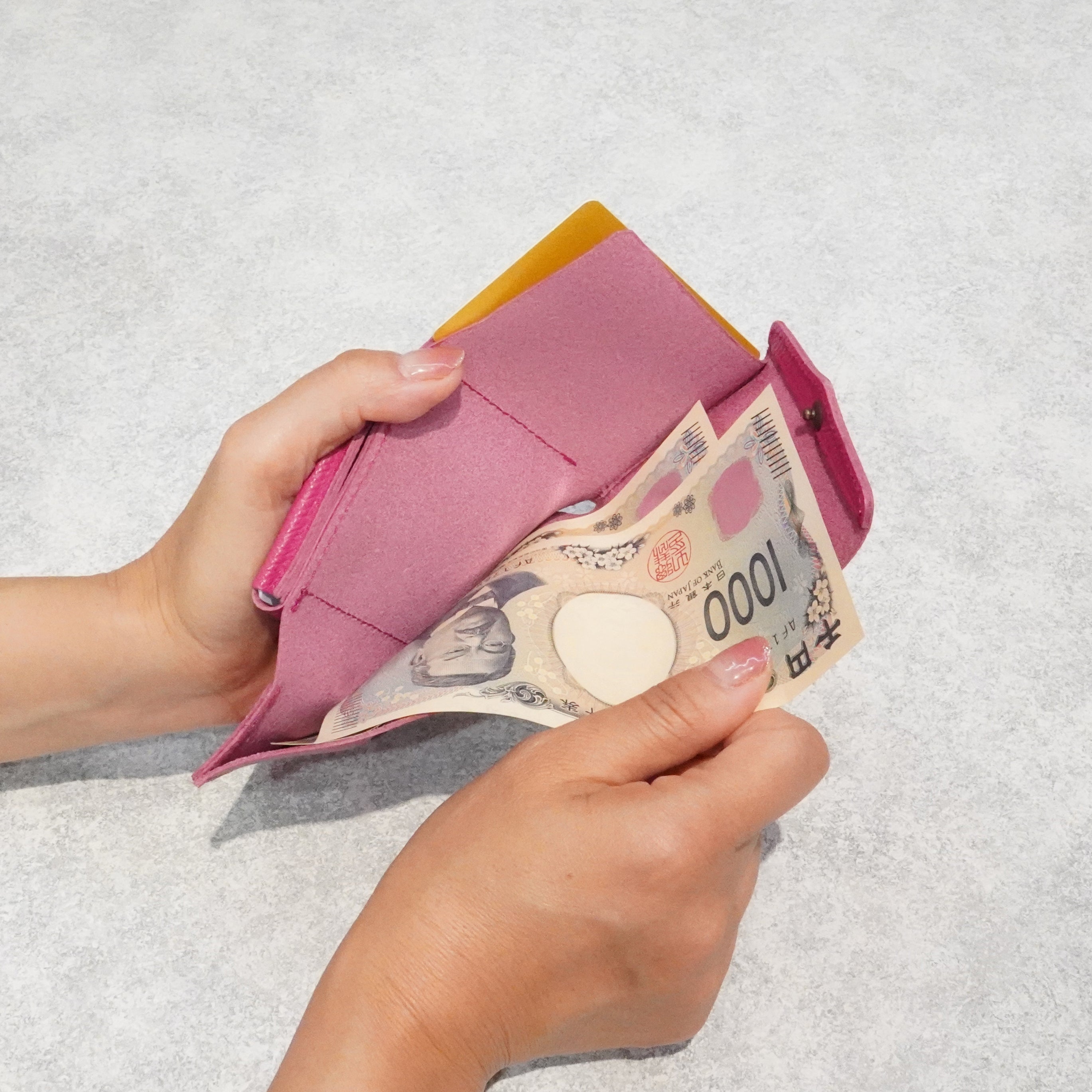 旅先でも、軽やかに。カードサイズの極小三つ折り財布『timik airyティ