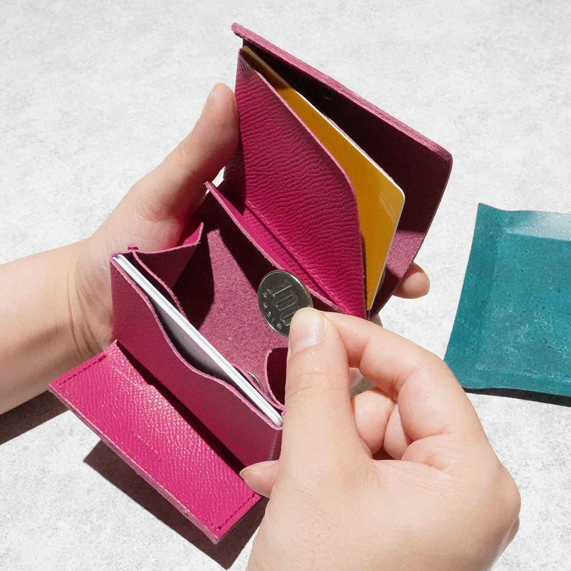 極小サイズで軽やかに！カードサイズの極小軽量三つ折り財布『timik