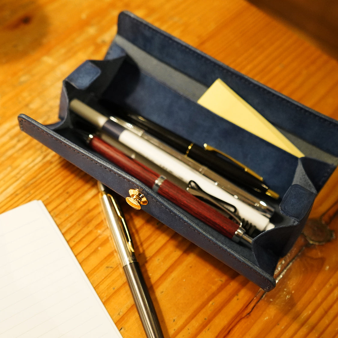 美と機能を極めた、至高のスリムペンケース。置いたまま、片手で簡単に瞬間開閉！『SKITTLE ペンケース』