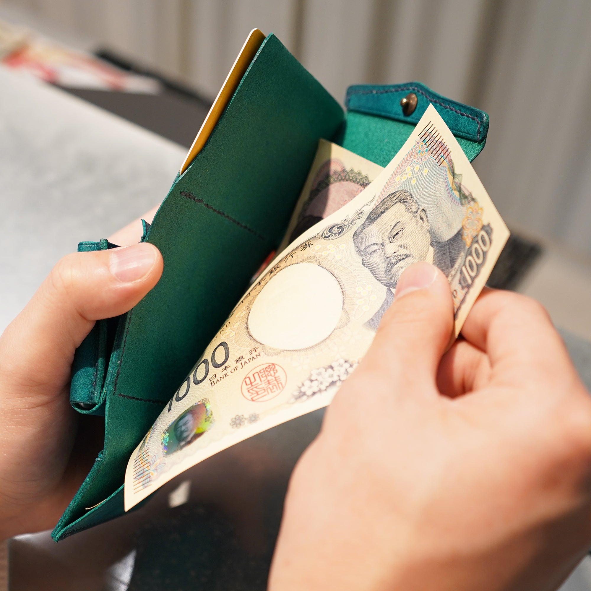 圧倒的な携行性！カードサイズの極小三つ折り財布『timik ティミック』