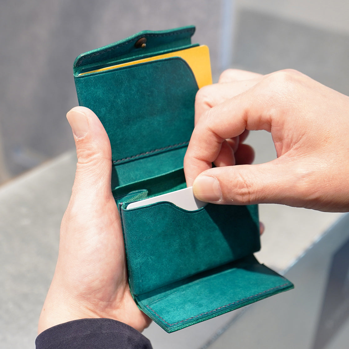 圧倒的な携行性！カードサイズの極小三つ折り財布『timik ティミック』