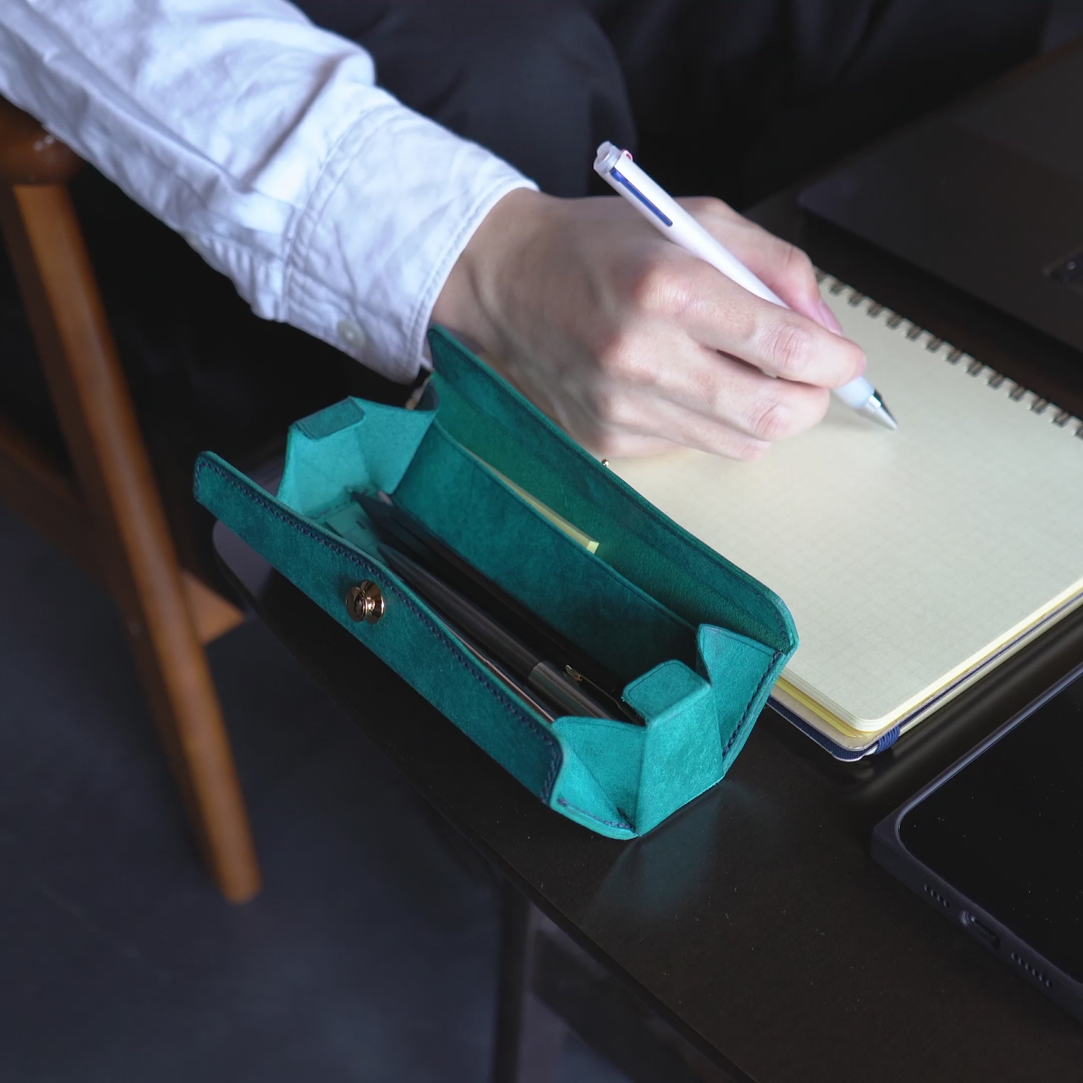 美と機能を極めた、至高のスリムペンケース。置いたまま、片手で簡単に