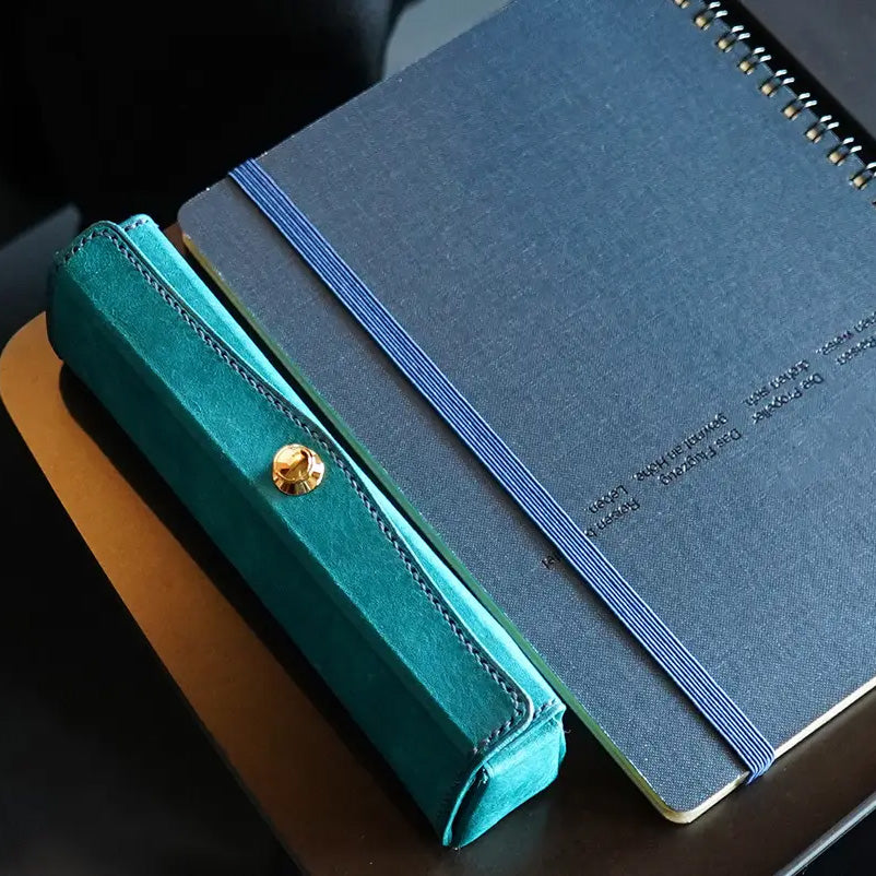 美と機能を極めた、至高のスリムペンケース。置いたまま、片手で簡単に瞬間開閉！『SKITTLE ペンケース』