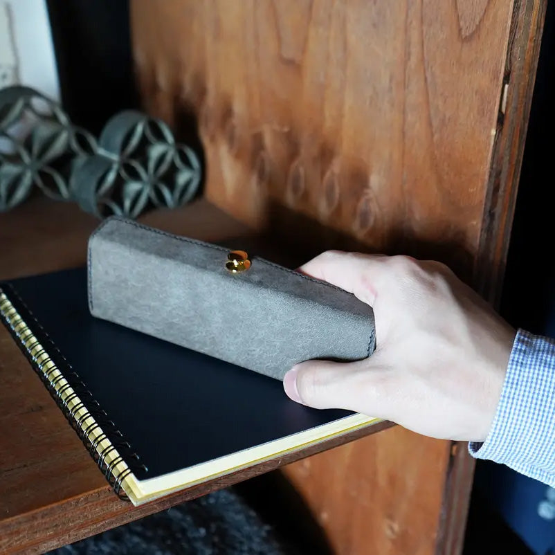 美と機能を極めた、至高のスリムペンケース。置いたまま、片手で簡単に瞬間開閉！『SKITTLE ペンケース』