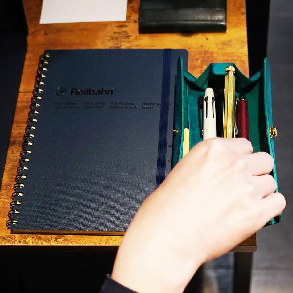 美と機能を極めた、至高のスリムペンケース。置いたまま、片手で簡単に瞬間開閉！『SKITTLE ペンケース』