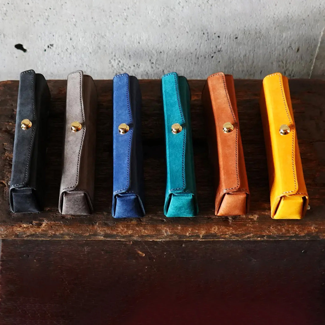 美と機能を極めた、至高のスリムペンケース。置いたまま、片手で簡単に瞬間開閉！『SKITTLE ペンケース』