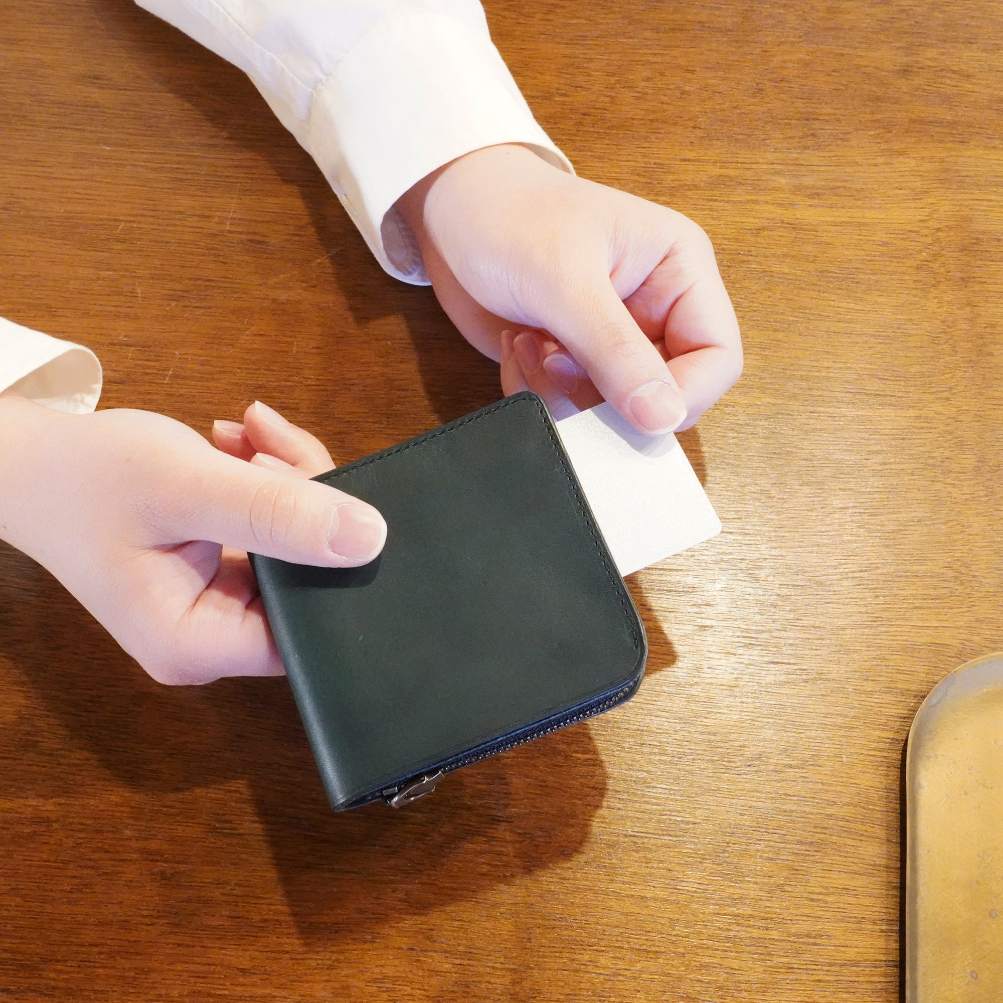フロントのスライドカードポケットに非接触決済カードを入れると、タッチ決済可能！